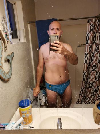 nude above_averajguy doing gay selfie