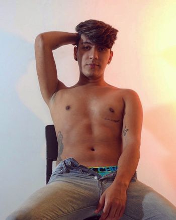 nude abraham_carrillo showing male selfie