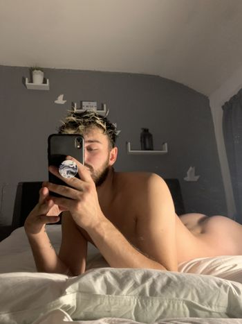 nude adamjoecolefree doing united states selfie