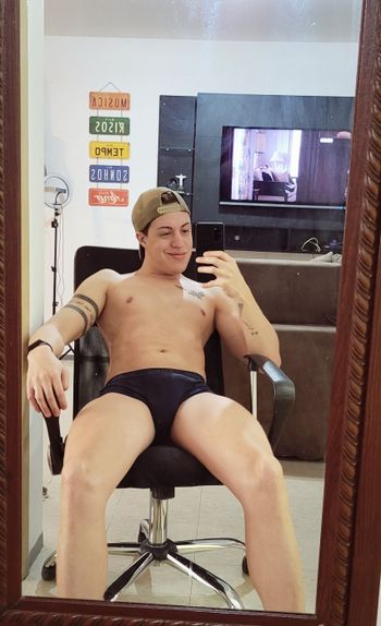 nude adonismineiro showing gay selfie