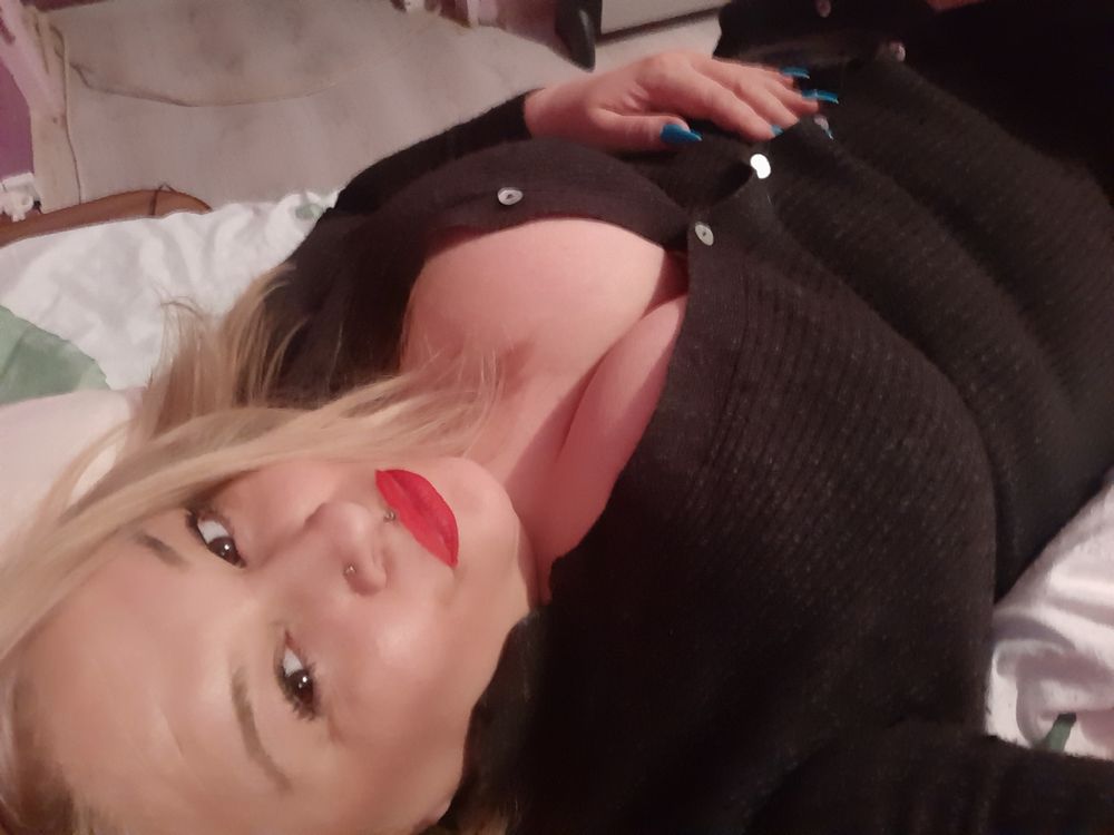 adrianna_80 OnlyFans showing submissive