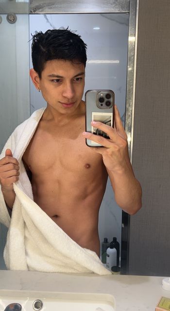 alejandroxwood OnlyFans submissive selfie