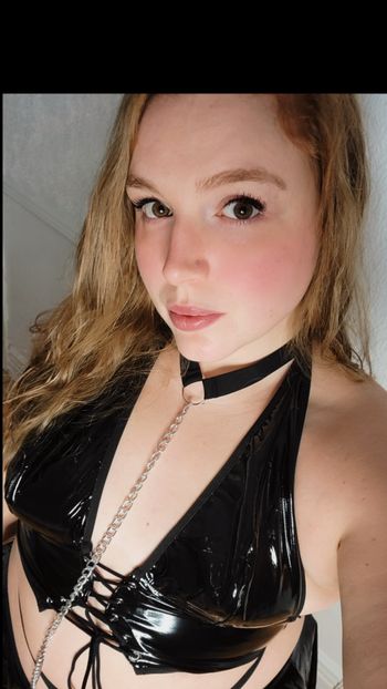 nude alexoutes posting bdsm selfie