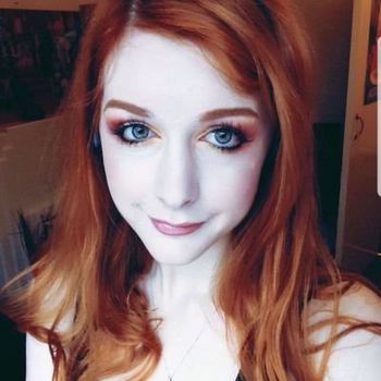 nude alicebiscuit doing white selfie