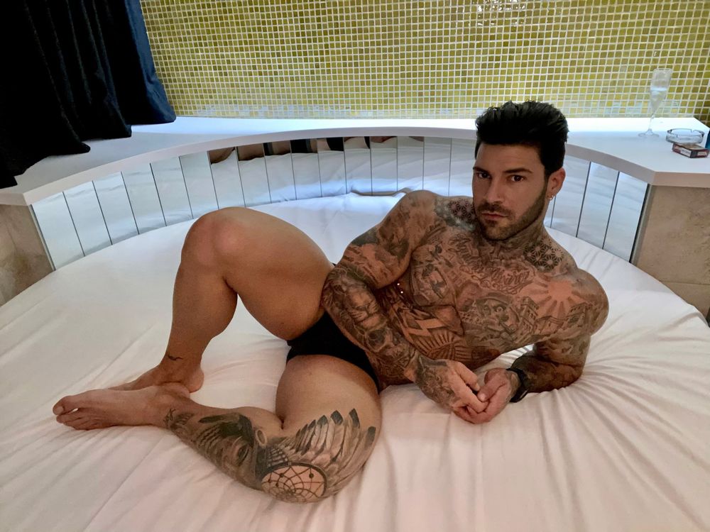 alvarojzx OnlyFans recording male