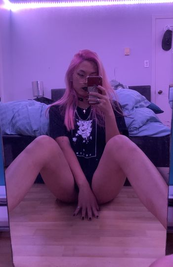 nude anatsunn doing feet selfie