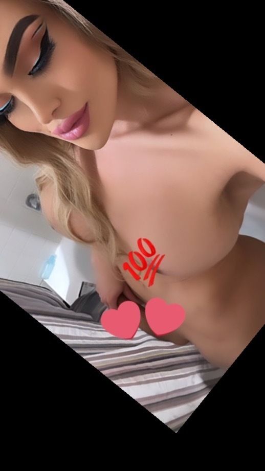 andraek11 OnlyFans doing messaging