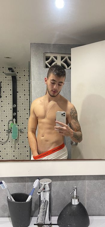 nude andresrpo_12 posting colombia