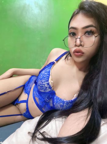 nude aura_ladyboy messaging selfie