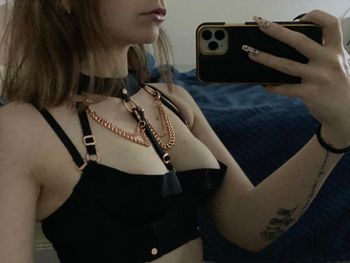 nude aurora.the.brat showing submissive selfie