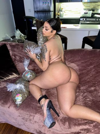 nude baddie_bran latina selfie