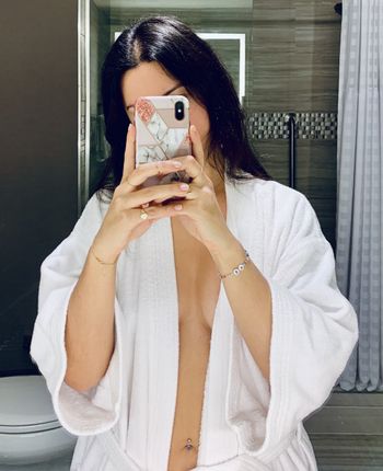 nude bathgirrl showing latina selfie