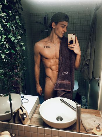 nude battyboyfree showing united states selfie