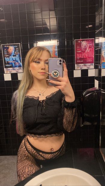 nude bbykadeyxox posting custom content