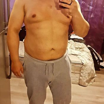 nude beefyj30 doing curves selfie