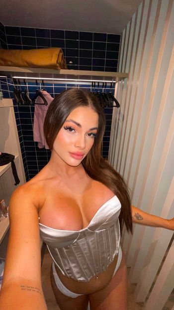 nude bellabroooks doing latina selfie