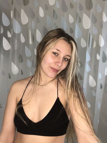 nude bellashere posting streamer