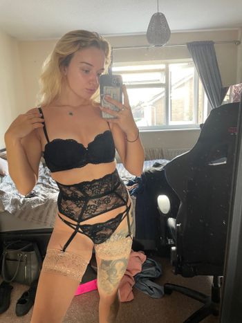 nude bethonly doing united kingdom selfie