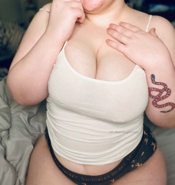 nude bigtiddygothkitty posting custom content selfie