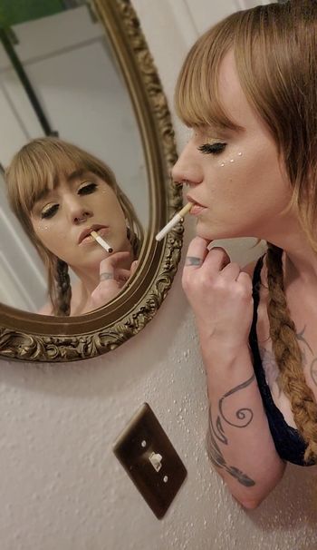 billiebee_smoking OnlyFans model selfie