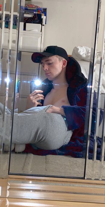 nude bitgayisntit posting male selfie