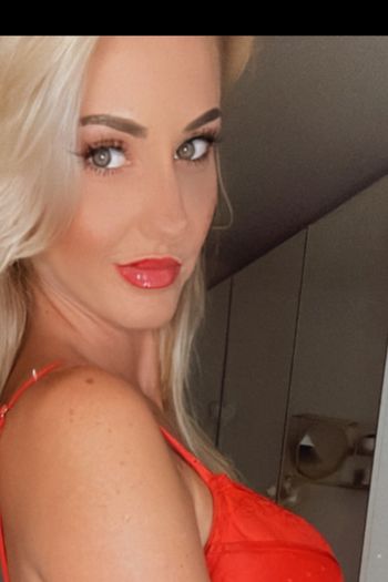 nude blondebunny2021 posting blonde selfie