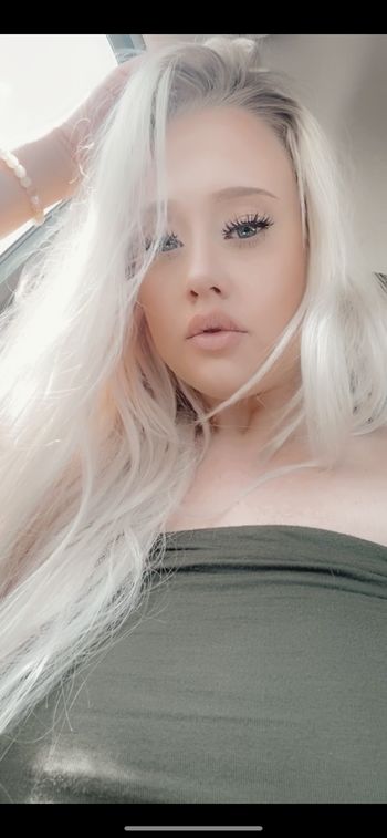 nude blondieebabyy23 posting white selfie