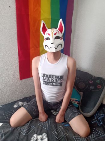 nude blueandredmask posting lesbian