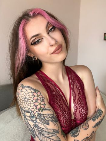 nude bmthellie recording custom content selfie