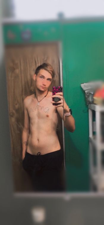 nude bottomboydyl21 doing daddy selfie