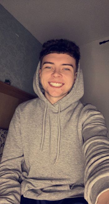 nude callumparry doing submissive selfie