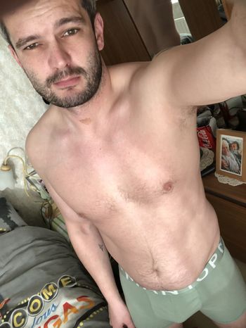 carlosss87 OnlyFans male selfie