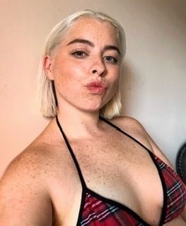 nude carlyking007 showing middle eastern selfie