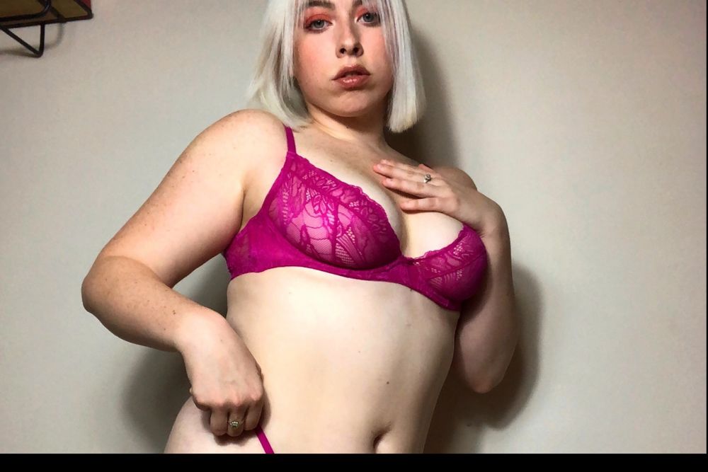 carlyking1 OnlyFans posting nude