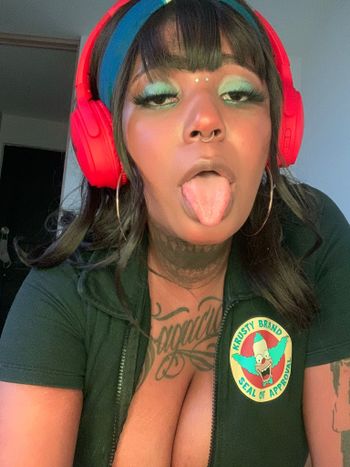 nude chanelpunkxxx showing messaging selfie