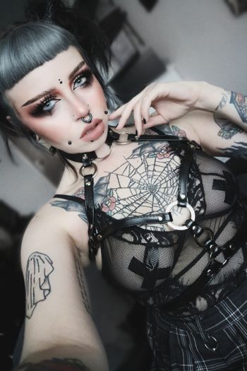 nude chaos.pixie posting goth selfie