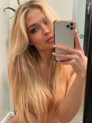 nude chloe.ivanova doing united states selfie