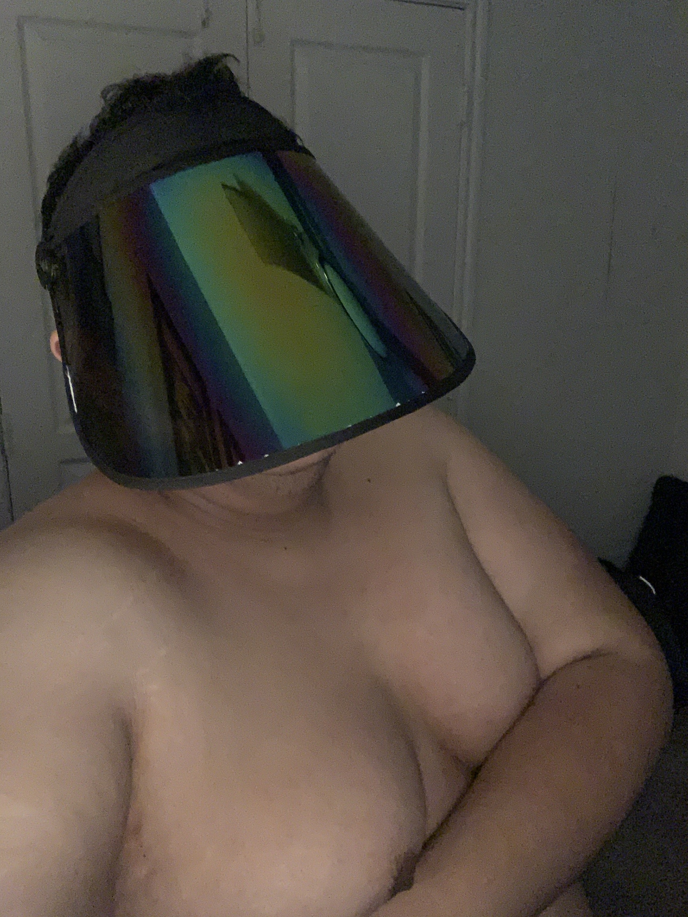 nude chubmasked showing male selfie