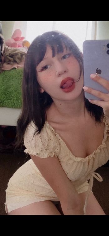 nude cinnamonpixi posting petite selfie