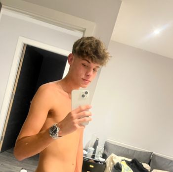 nude connorsali118 posting cumplay selfie