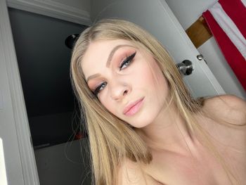 nude cumtodemmi doing latina selfie