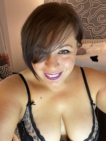 nude curvy_kass posting wife selfie