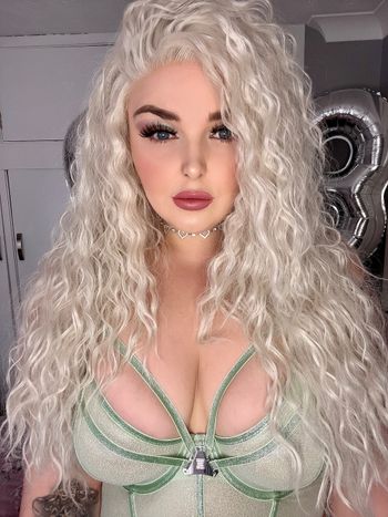 nude curvybarbiebabyx showing streamer selfie