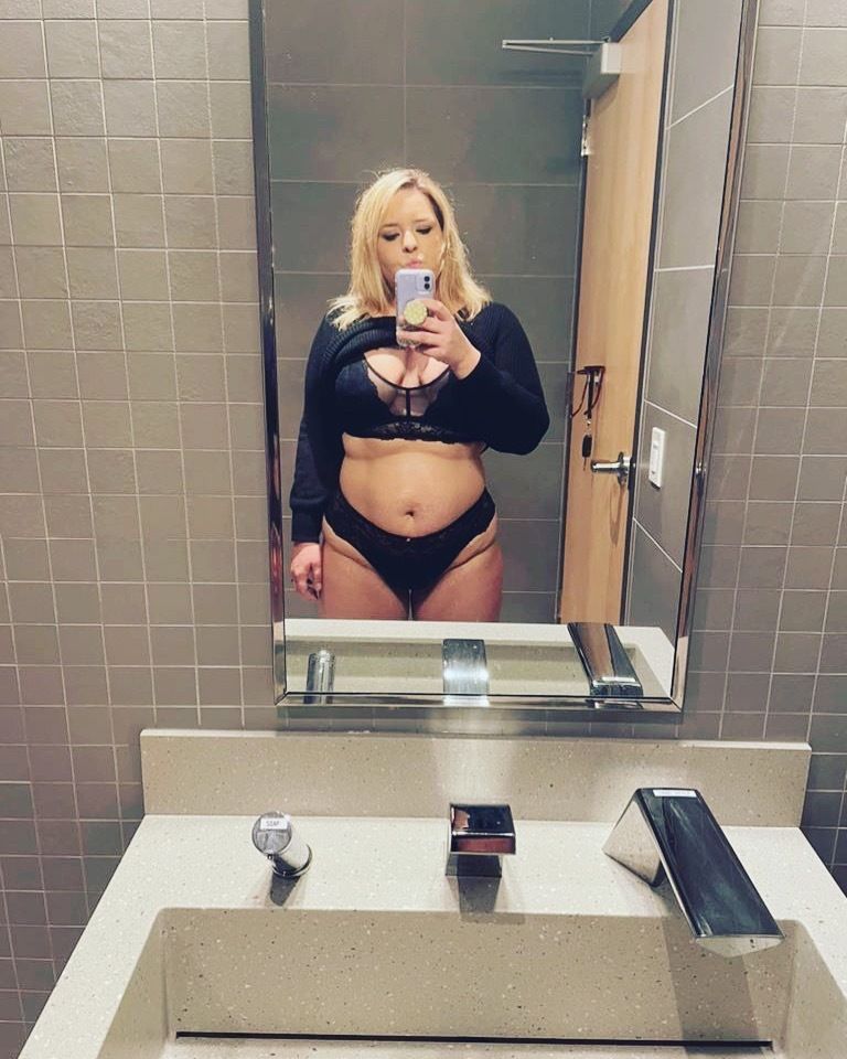 curvychristine30 OnlyFans posting curves