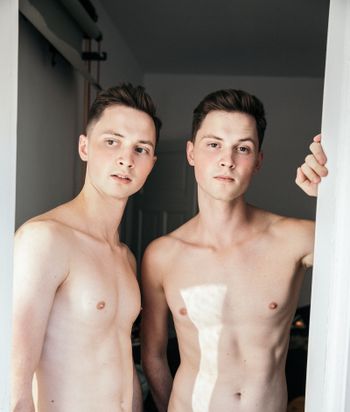 nude czechtwinss posting czech republic selfie