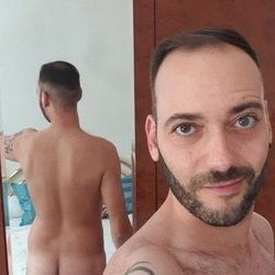 nude dagartroy showing white selfie