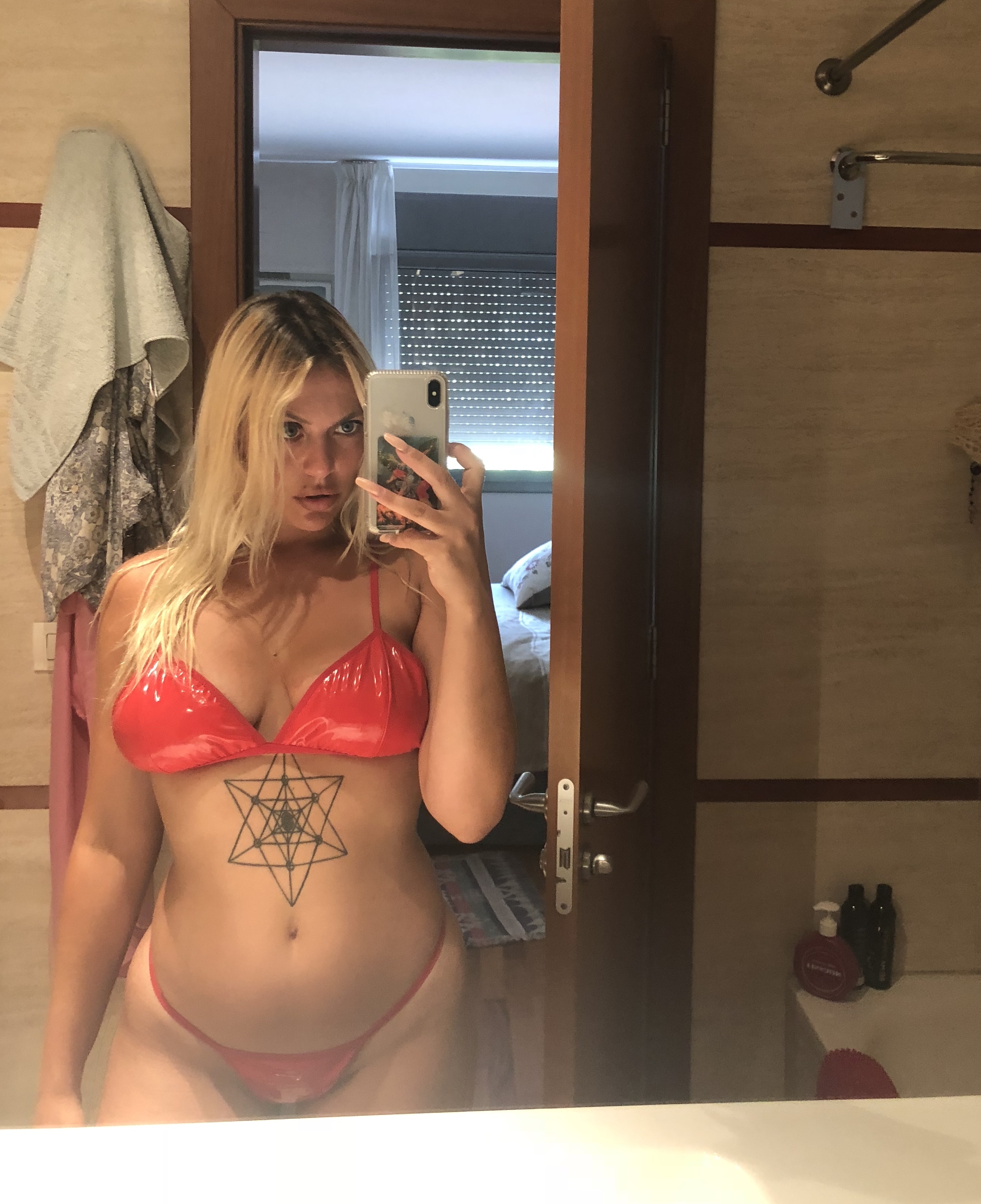 nude danielablume showing yoga selfie