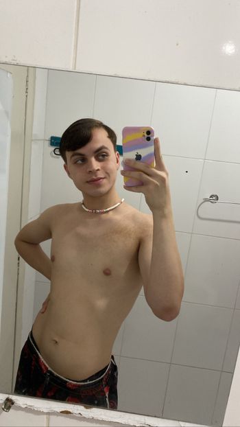 nude danyk2b doing latina selfie