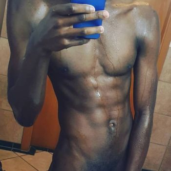 nude darkchocadonis posting public selfie