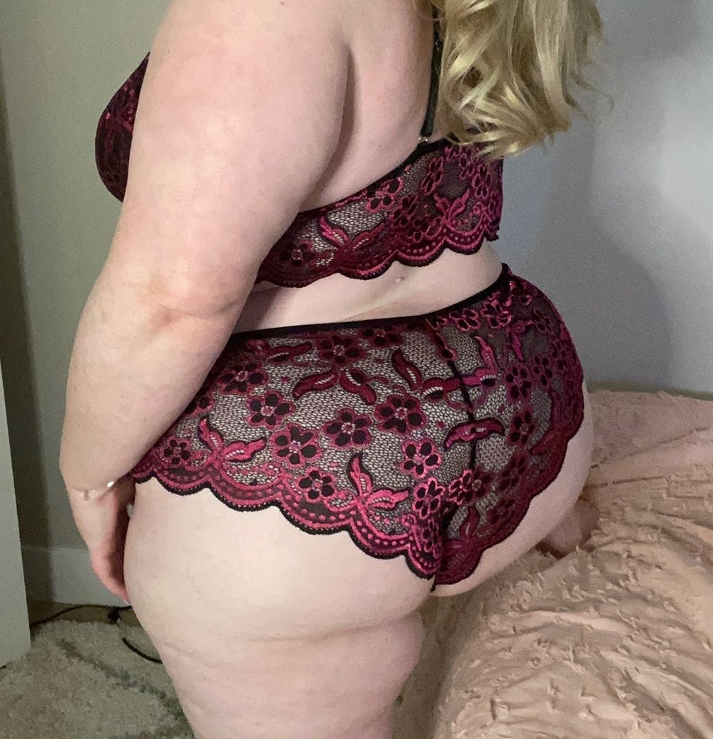 devoidmisty OnlyFans doing messaging